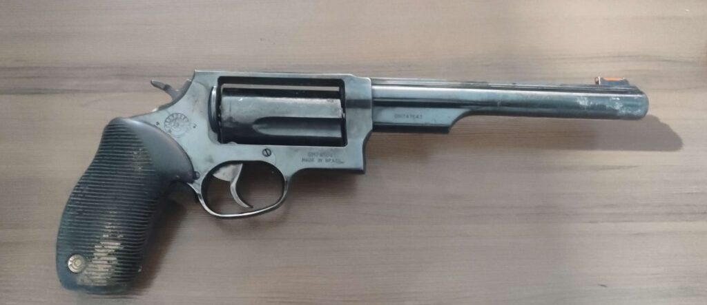 Homem foi atingido com tiros após apontar revólver calibre 36 na direção de policiais