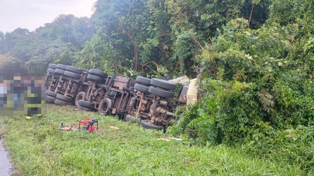 Caminhão tombou na BR-373, em Ponta Grossa. Motorista morreu no local do acidente