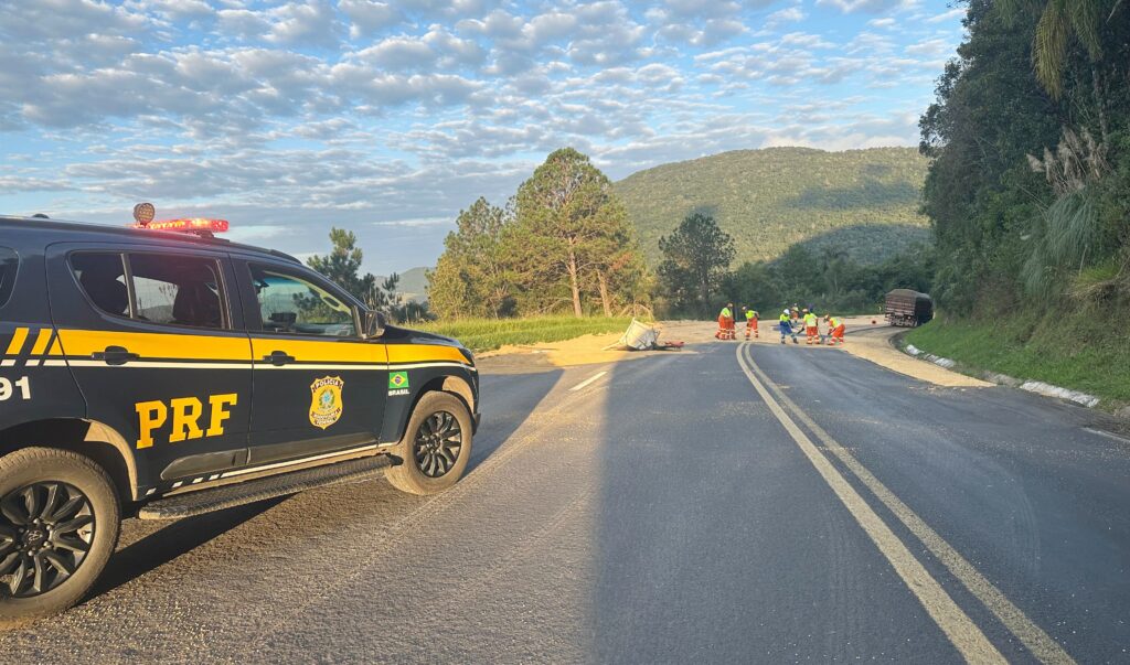 Caminhão carregado de soja tombou na BR-277, em Guarapuava