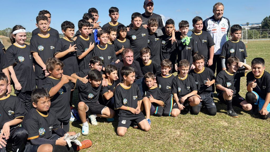 Treinador Cuca participou da inauguração de escolinha de futebol do seu Instituto em Irati