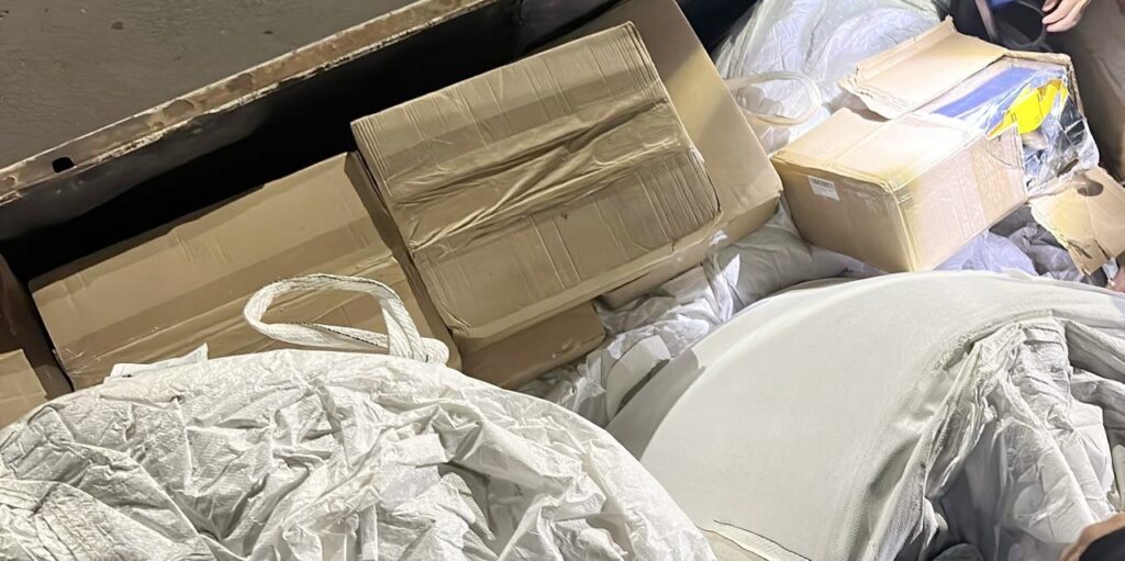 Receita Federal encontrou aparelhos eletrônicos no meio da carga de fertilizantes que estava sendo transportada em carreta na BR-277, em Irati