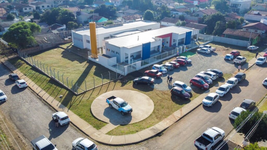 Imagem do CMEI Professora Sirlei Nedopetalski Brandalise, que fica localizado no bairro Rio Bonito, durante inauguração em 2023