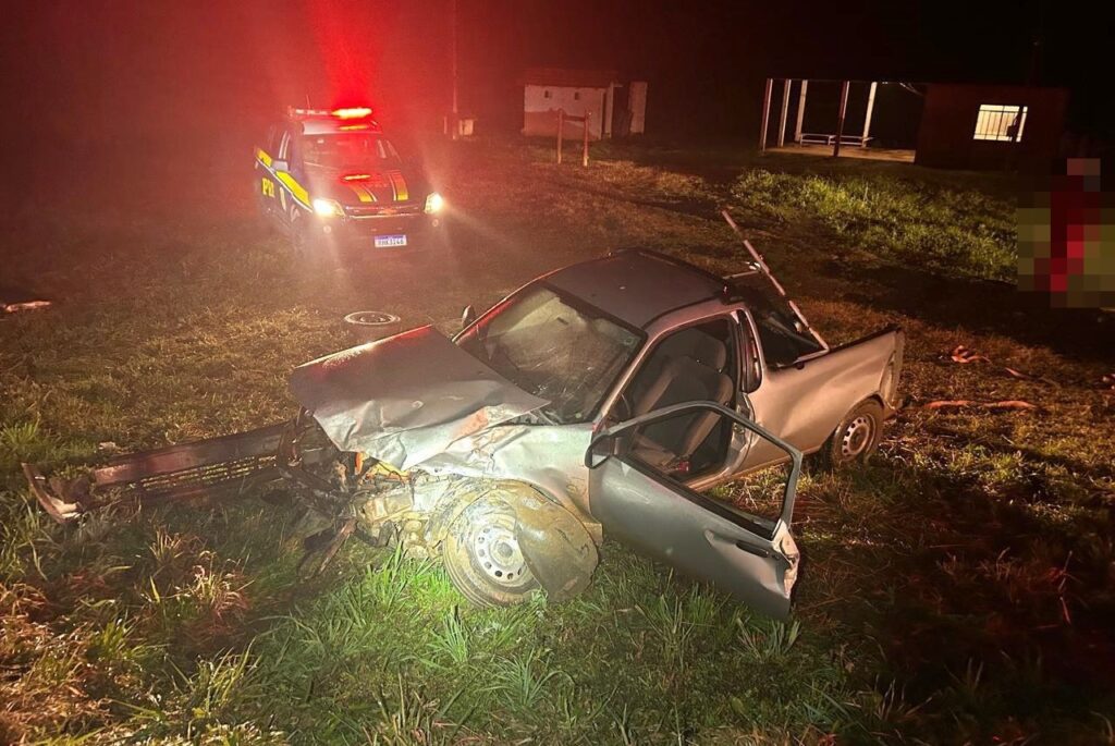 Colisão transversal entre Ford Courier e ônibus deixou dois feridos na BR-277, em Prudentópolis