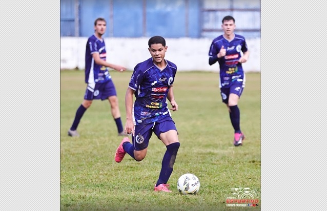 Imagem de jogador do time Sub-20 do Iraty no jogo contra o Samas, na primeira fase da competição