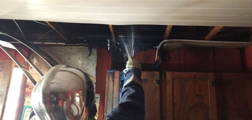 Equipes da Defesa Civil e Bombeiro Comunitário foram acionadas e realizaram rescaldo da área que pegou fogo