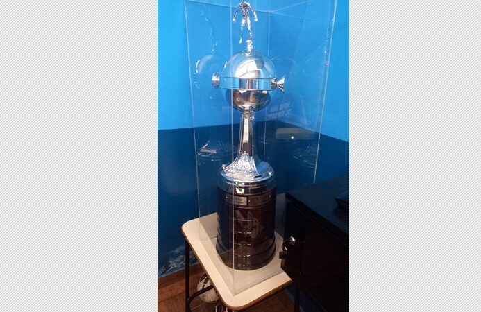 Troféu da Copa Irati de Futebol. Campeões das duas primeiras edições foram o Cruzeiro do Sul e o Mais Brasil