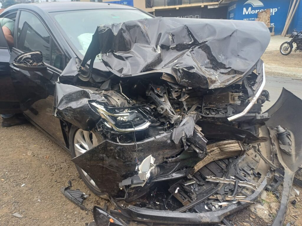 Veículo que era ocupado por uma idosa de 72 anos, que sofreu ferimentos graves