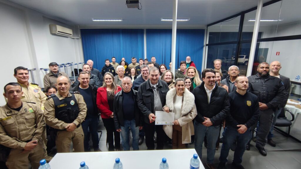 Imagem da posse de Gisleia no dia 29 de julho. Prefeito Emiliano Gomes e outros integrantes das forças de segurança participaram da solenidade.