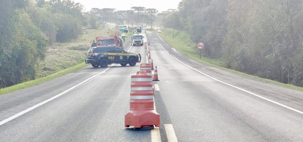 Concessionária Via Araucária está realizando trabalho de pavimentação e instalação de balança na BR-277, entre os municípios de Irati e Prudentópolis