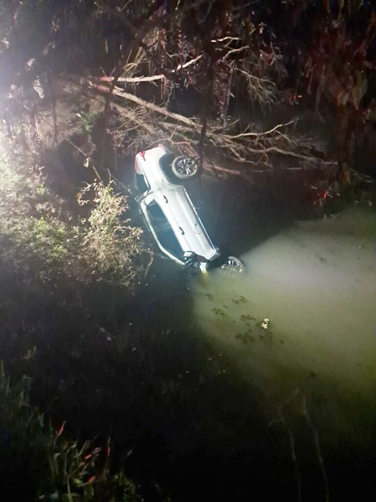 Duas pessoas morreram após carro cair de ponte na PRC-487, em Ipiranga