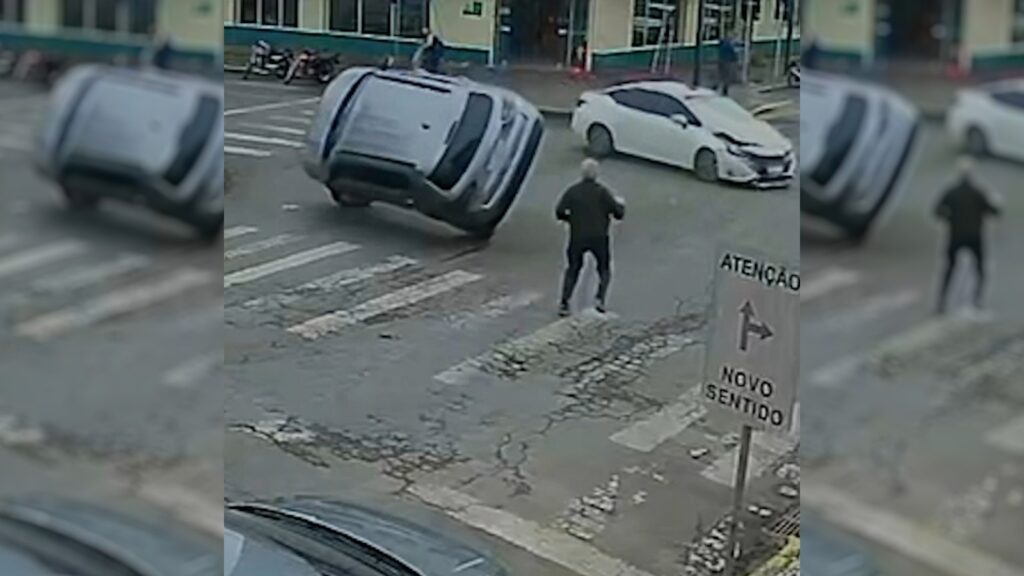 Pedestre estava atravessando a faixa e quase foi atingido por carro que se envolveu em acidente em Irati. Foto: Redes Sociais/Divulgação