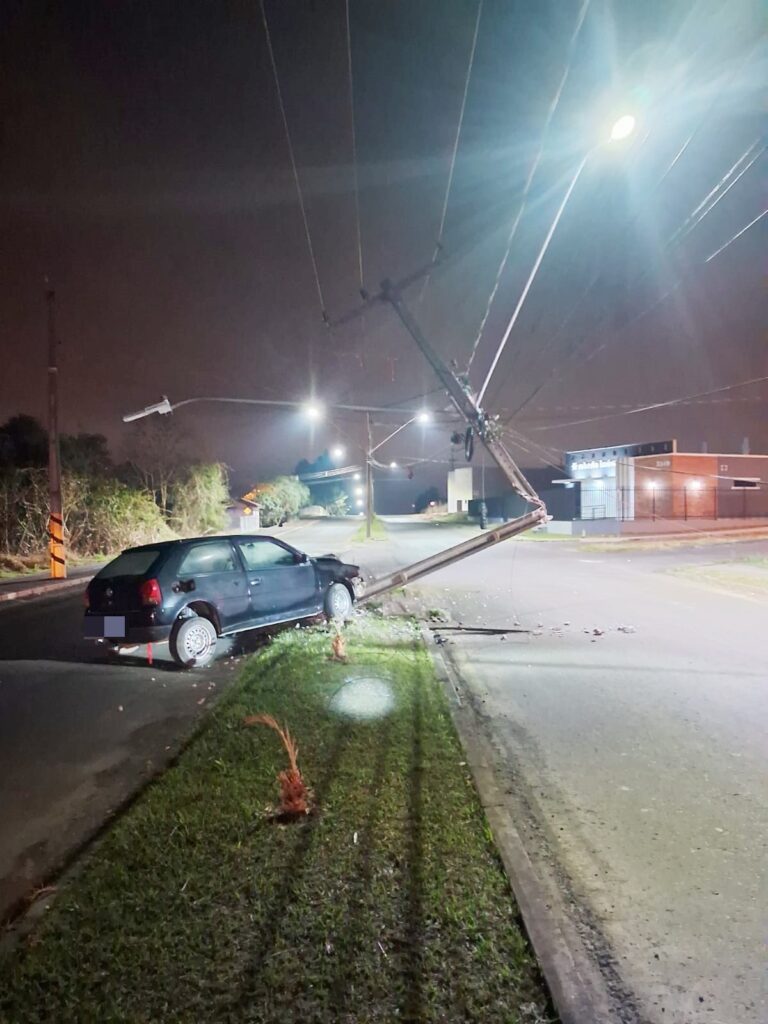 Após agredir esposa e enteada, homem bateu carro em poste durante a fuga