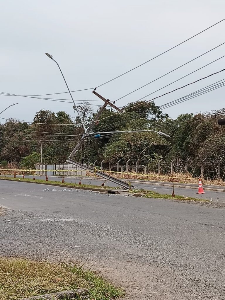 Situação que ficou o poste após o acidente
