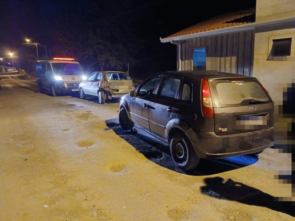 Condutora de Fiesta atingiu Palio que estava estacionado na rua José Afonso Vieira Lopes, em Rebouças, na noite de sexta-feira