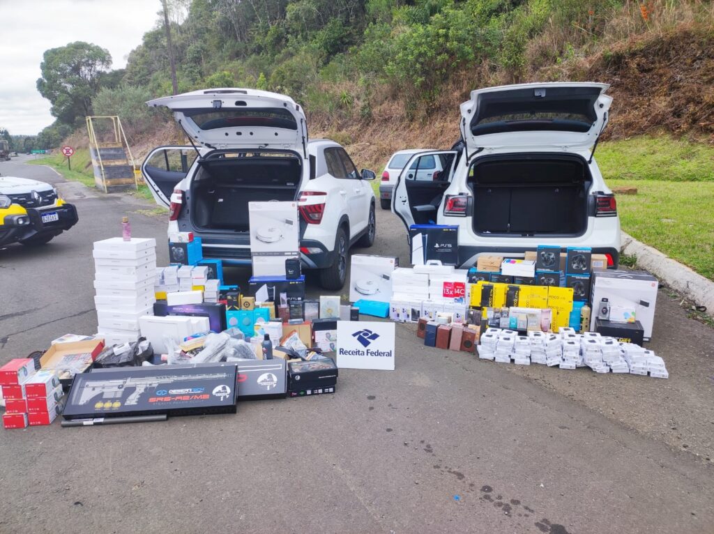 Dois carros com produtos irregulares foram abordados na BR-277, na quarta-feira, em operação conjunta da Receita Federal e da PM
