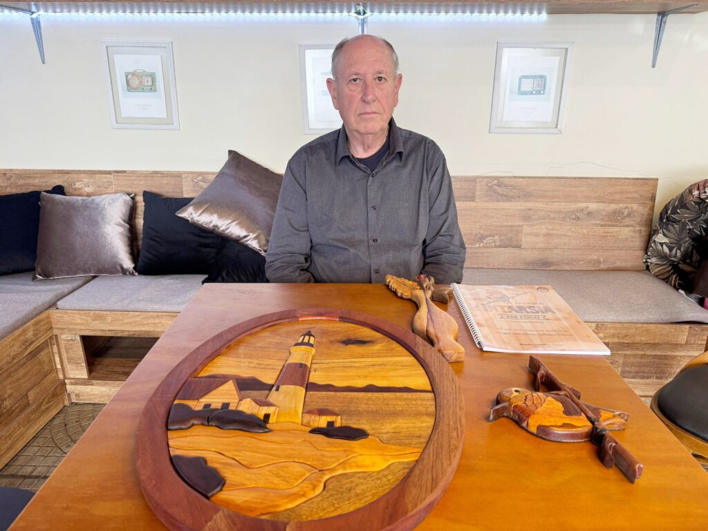 Em entrevista à Najuá, artesão Braulio Zarpellon Junior contou detalhes da técnica da Intarsia. Ele ainda mostrou algumas das peças produzidas