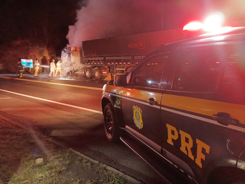 Cabine do caminhão ficou destruída após o incêndio na BR-277, em Prudentópolis