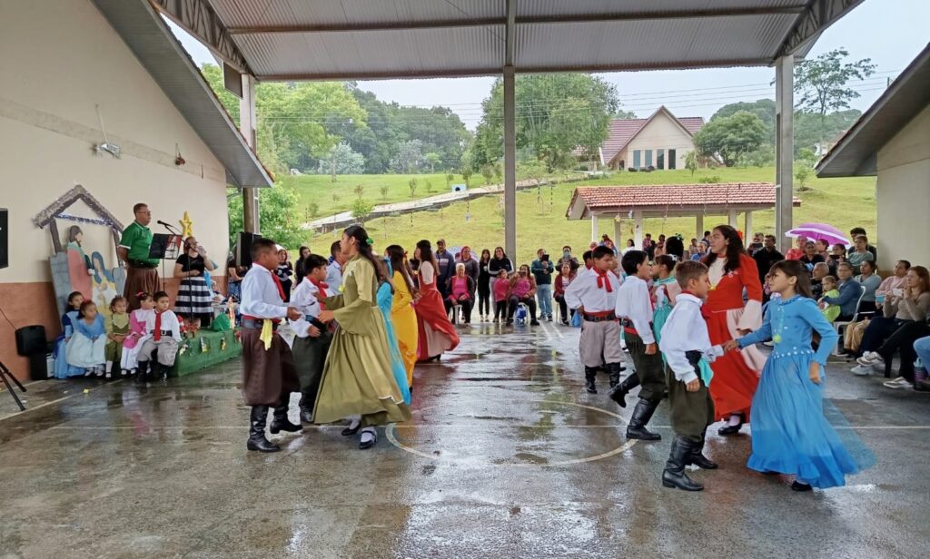 Ensaios do grupo de dança do CTG Terra dos Pinheirais acontecem nas quartas na Cidade da Criança de Irati