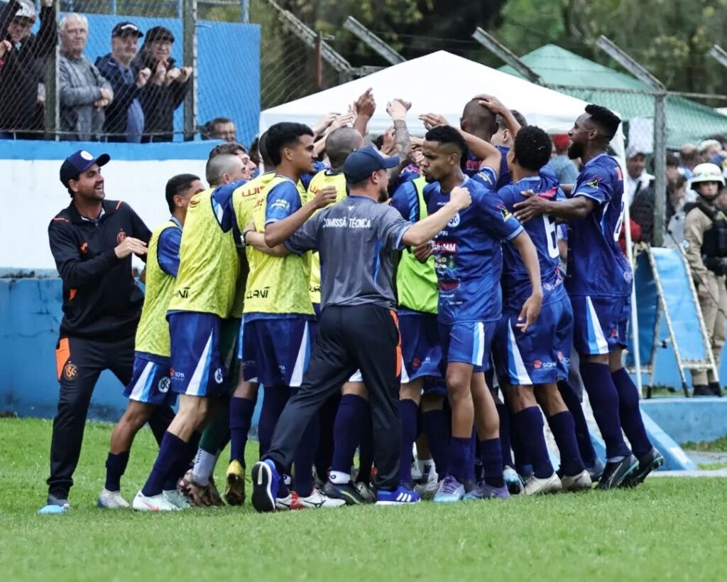 Jogadores do Iraty comemorando gol do Azulão contra o Samas em partida realizada no estádio Coronel Emílio Gomes, no 1º turno da terceirona