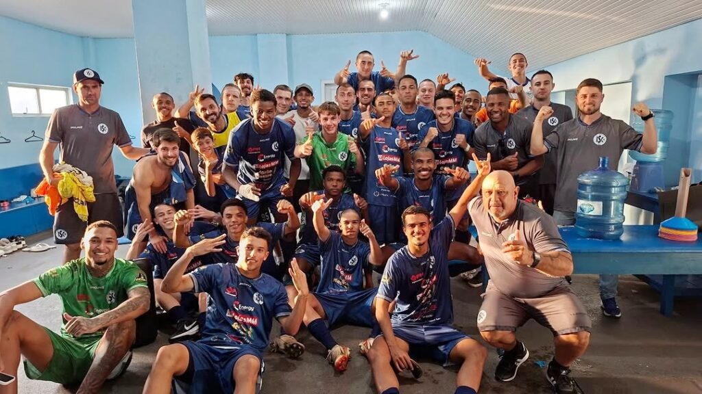 Jogadores do Iraty no vestiário do estádio Coronel Emílio Gomes comemorando a vitória sobre o Hope Internacional