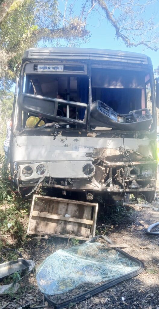 17 ocupantes de ônibus da secretaria de saúde de Prudentópolis ficaram feridos após acidente na BR-277, em Guarapuava