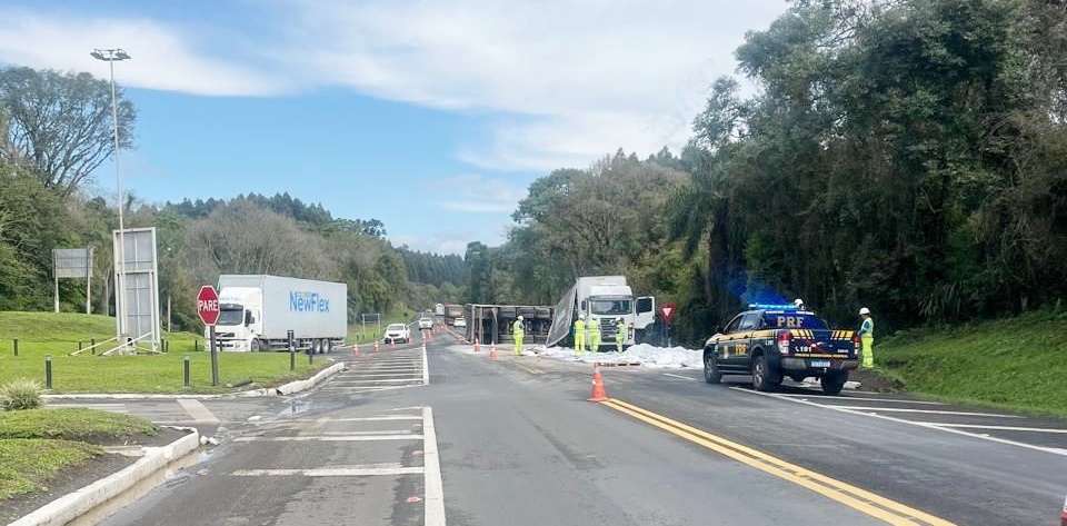 Caminhão tombou na BR-277 após acidente na manhã de terça-feira