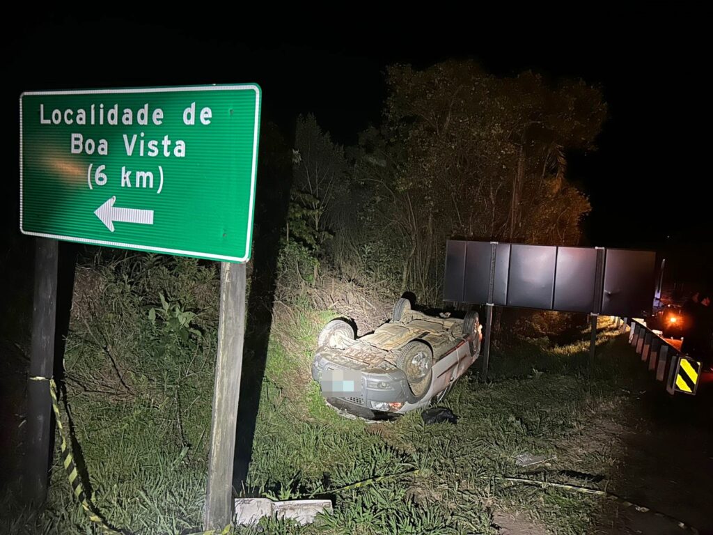 Fiat Strada capotou após colisão transversal com caminhão na BR-373, em Prudentópolis. Motorista faleceu no local do acidente