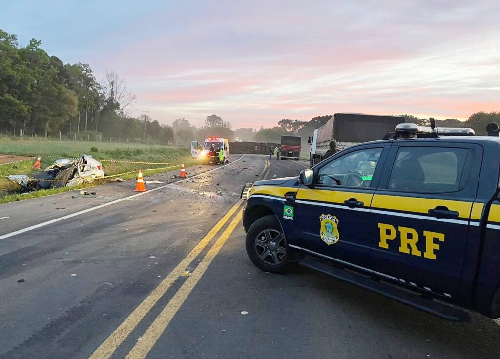 Colisão frontal entre Gol e caminhão causou interdição da BR-373, em Prudentópolis. Dois ocupantes do carro morreram