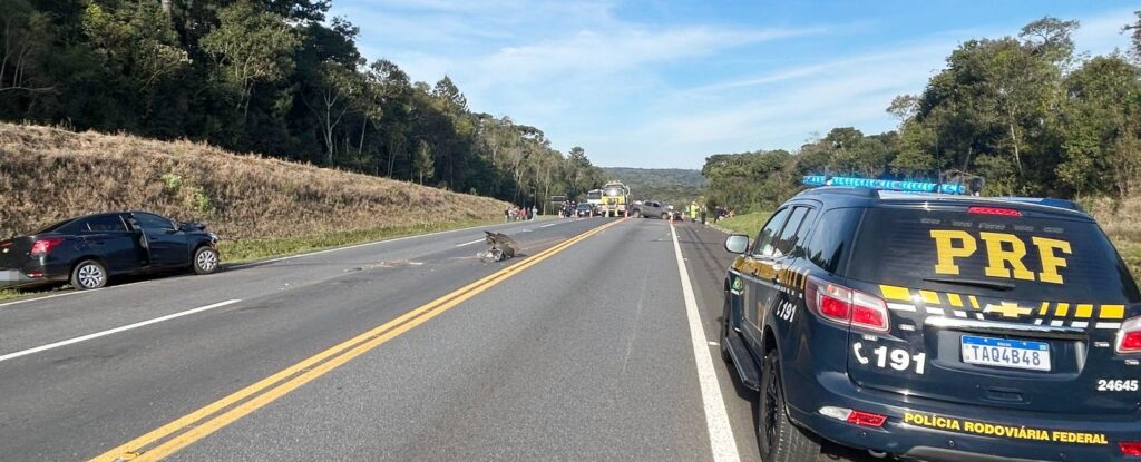 Colisão frontal entre dois carros deixou um morto e quatro feridos na BR-277, em Teixeira Soares