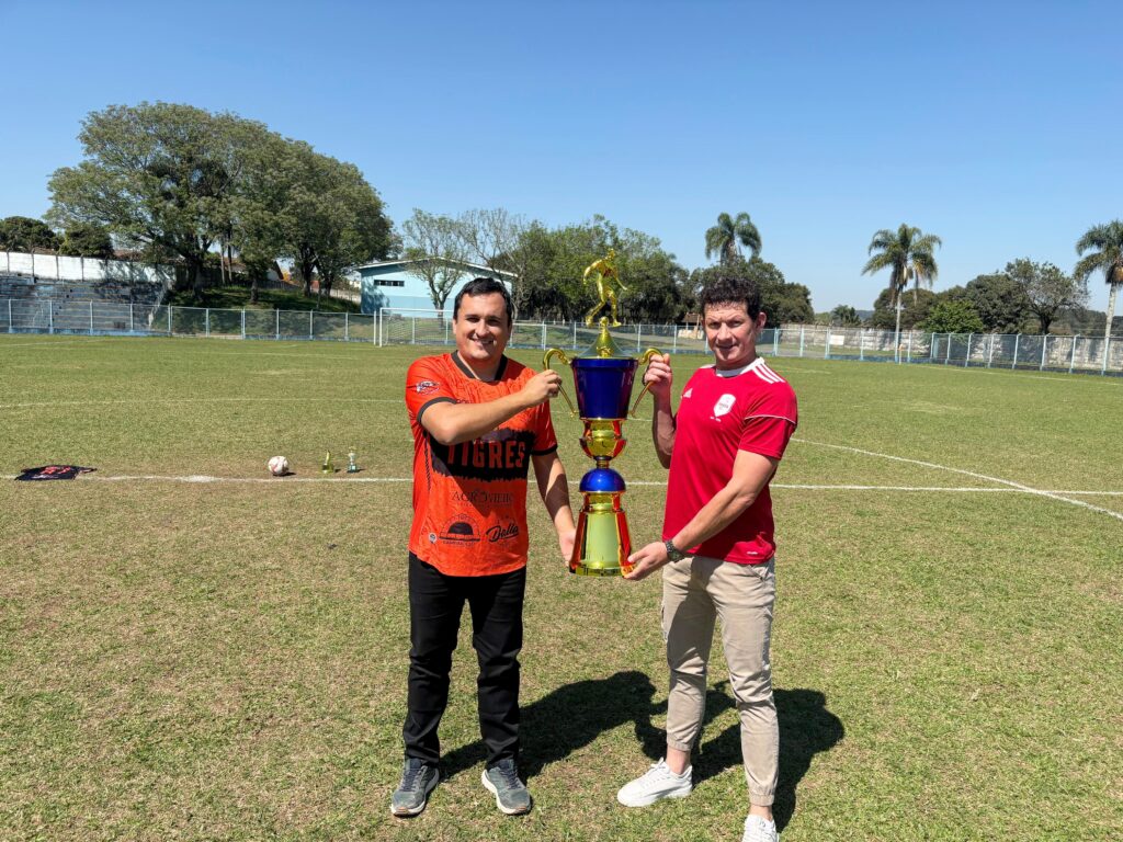 Representantes dos times finalistas do Campeonato Veteranos de Irati. Fernando Vieira da equipe do Tigres e Jean Carlos Machinski do Anata