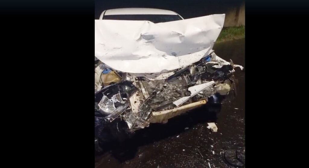 Homem sofreu ferimentos considerados moderados após colisão frontal entre caminhão Mercedes Benz Atego e Voyage